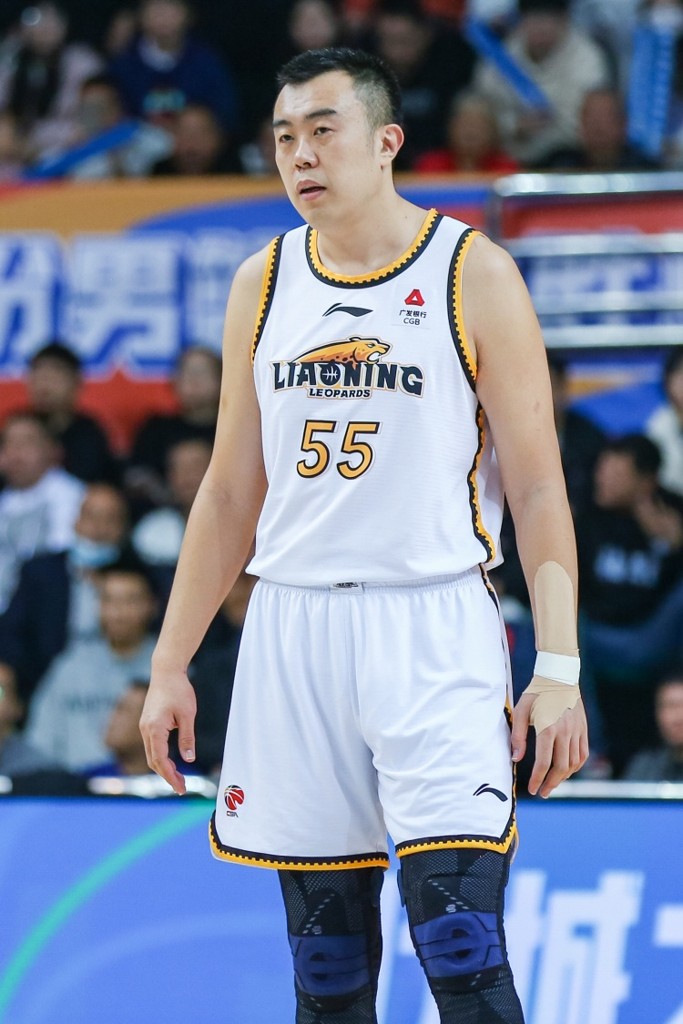 媒体人：韩德君是辽篮队史首位真正打到油箱见底、申请退役的功勋