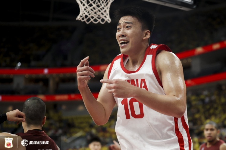 媒体人:王俊杰的成熟度远超同龄人 他会是男篮四号位的答案吗?